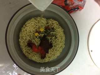 微波炉方便面的做法步骤：3