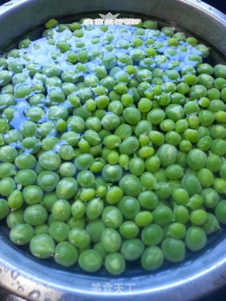 万绿丛中点点红--素炒豌豆的做法步骤：3