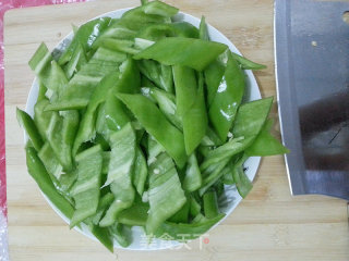 尖椒炒肉片的做法步骤：2
