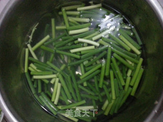 蒜薹炒肉丝的做法步骤：2