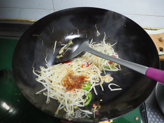 孜然豆芽炒蛋的做法步骤：3