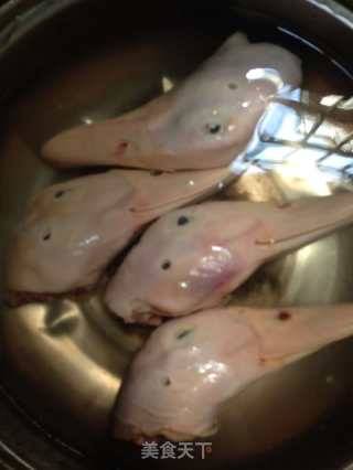 卤水鸭头的做法步骤：1