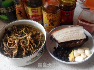 干菜蒸扣肉的做法步骤：1