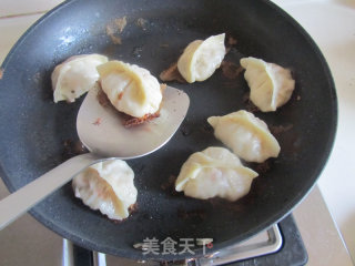 佛手瓜三鲜锅贴的做法步骤：13