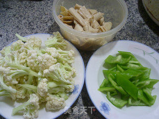 尖椒豆结炒花菜的做法步骤：1