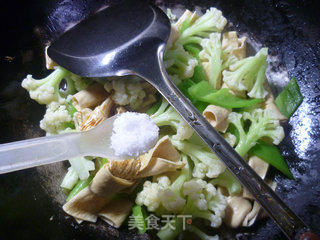尖椒豆结炒花菜的做法步骤：7
