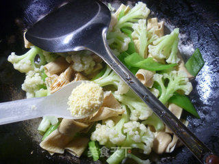 尖椒豆结炒花菜的做法步骤：8