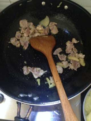 地瓜炒肉的做法步骤：2