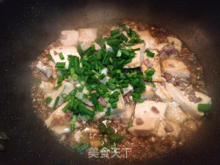 肉沫葱花红烧豆腐 简易家常菜的做法步骤：7