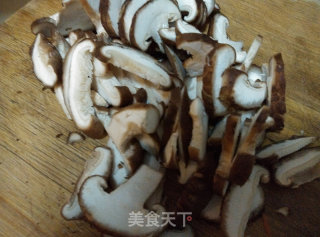香菇炒荸荠的做法步骤：3