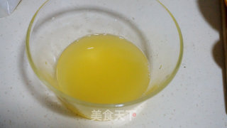 香橙戚风奶油蛋糕卷的做法步骤：4