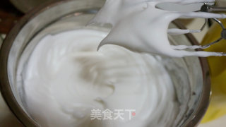 香橙戚风奶油蛋糕卷的做法步骤：9