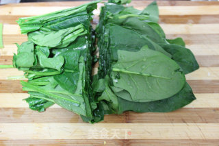 菠菜炒鸡蛋的做法步骤：1