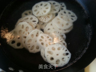 油泼藕片的做法步骤：2