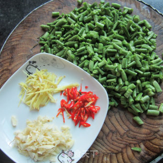 香焖鲜豆角丁的做法步骤：2