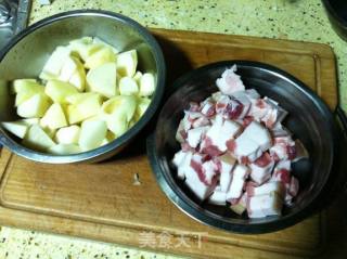 【土豆烧五花肉】——最简单的家常菜的做法步骤：1