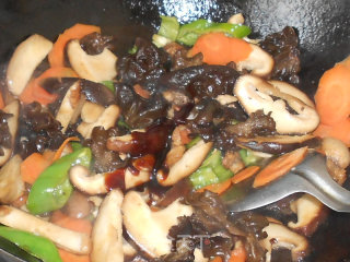 香菇木耳炒肉片的做法步骤：4