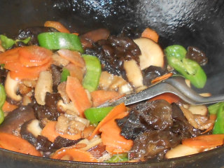 香菇木耳炒肉片的做法步骤：5