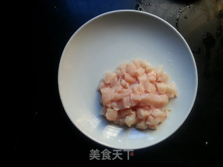 酱黄瓜炒鸡丁的做法步骤：1