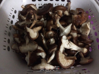 香菇焖鸡的做法步骤：1