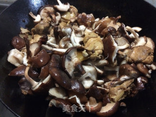 香菇焖鸡的做法步骤：7