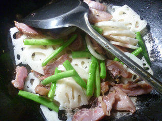 梅豆腊鸡腿炒莲藕的做法步骤：5