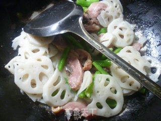 梅豆腊鸡腿炒莲藕的做法步骤：10