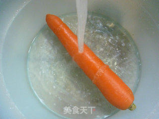 胡萝卜炒鱿鱼的做法步骤：2