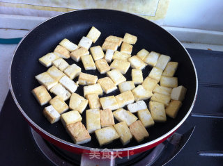 圆葱青椒炒豆腐的做法步骤：1