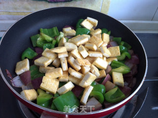 圆葱青椒炒豆腐的做法步骤：6