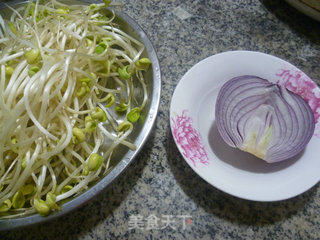 紫洋葱炒黄豆芽的做法步骤：1