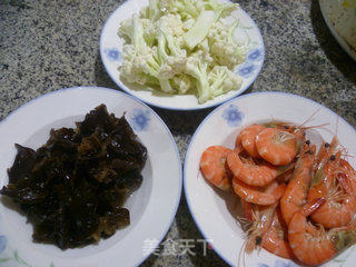 黑木耳虾肉炒花菜的做法步骤：1