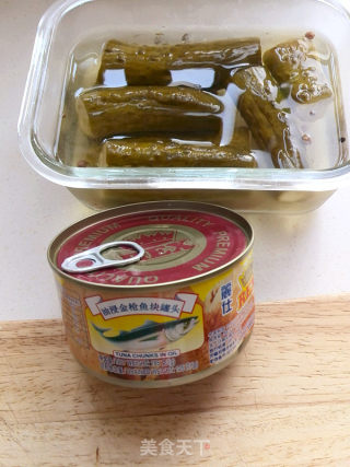 金枪鱼酸黄瓜沙拉的做法步骤：1