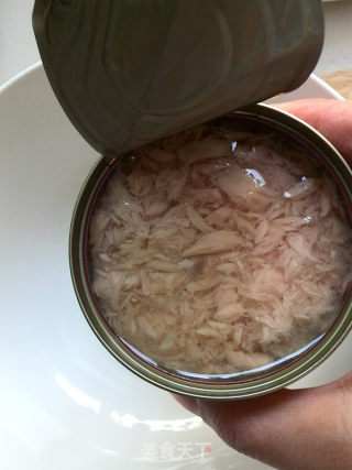 金枪鱼酸黄瓜沙拉的做法步骤：2