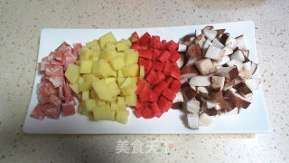 让人食欲大开的焖饭——培根三丁焖饭的做法步骤：2