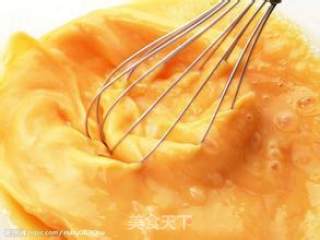 肉肠鸡蛋卷的做法步骤：1