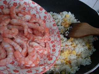 家庭制作虾仁玉米炒饭的做法步骤：11