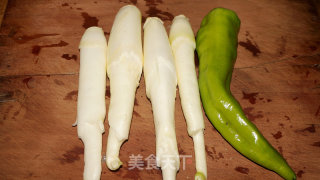 炒茭白尖椒的做法步骤：1
