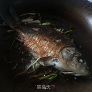 葱烤鲫鱼的做法步骤：6