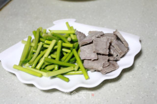 家常菜：蒜苔炒牛肉的做法步骤：1
