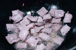家常菜：蒜苔炒牛肉的做法步骤：2