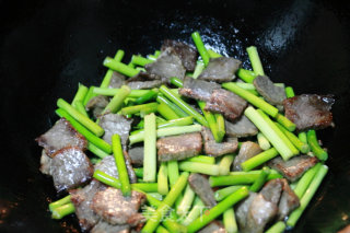 家常菜：蒜苔炒牛肉的做法步骤：3