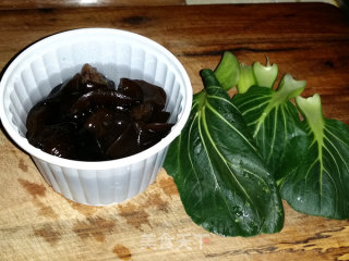 木耳青菜肉丸汤的做法步骤：1