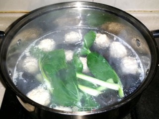 木耳青菜肉丸汤的做法步骤：6