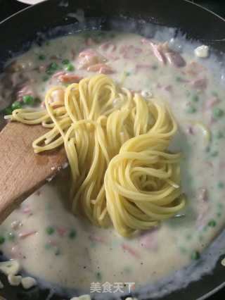 奶油白酱火腿虾仁意面的做法步骤：8