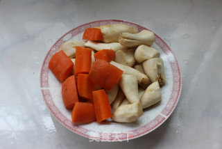 下饭好滋味——杏鲍菇烧胡萝卜的做法步骤：2