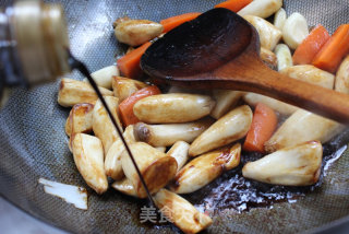 下饭好滋味——杏鲍菇烧胡萝卜的做法步骤：7
