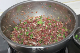 鲜嫩多汁的牛肉馅饼的做法步骤：1
