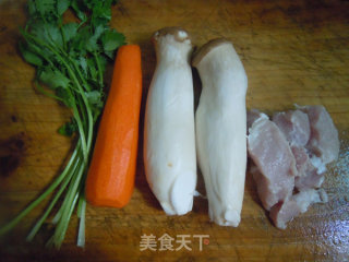 养生不可少菌类--杏鲍菇炒胡萝卜的做法步骤：1