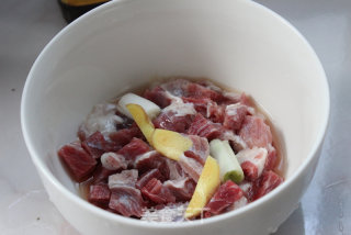 一个人的午餐也可以有滋有味——红烧牛肉面的做法步骤：3